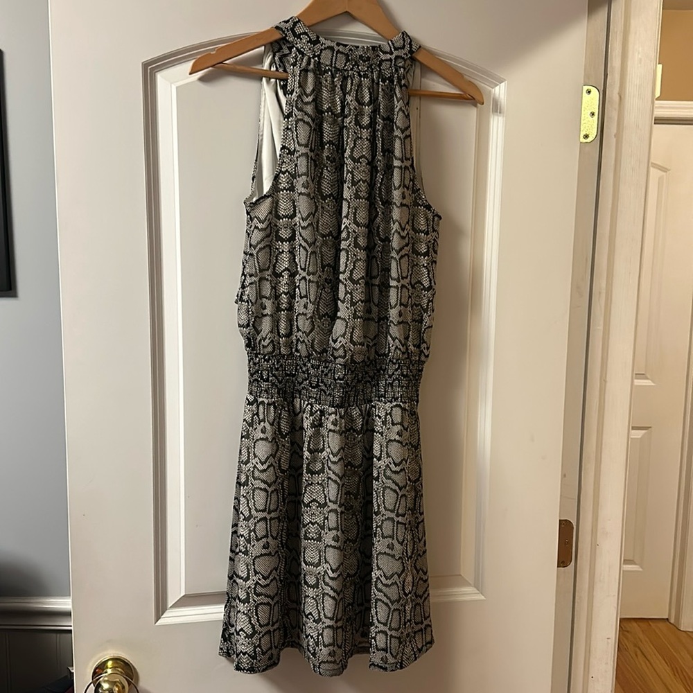 Stella & dot grey sweatshirt snake print dress. Never worn. Tie back. Small